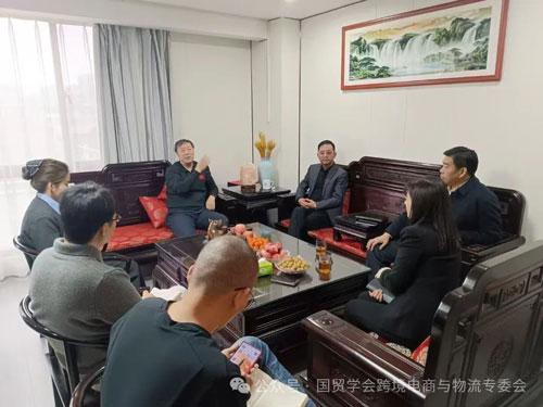 跨境電商與物流專(zhuān)業(yè)委員會(huì)負(fù)責(zé)人高翔與河南路通國(guó)際經(jīng)貿(mào)集團(tuán)李鋼偉董事長(zhǎng)會(huì)面，共商行業(yè)發(fā)展新機(jī)遇